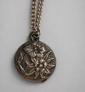 Vintage Pewter-tone Floral Pendant Necklace, Flower Great for Layering sn01-13
